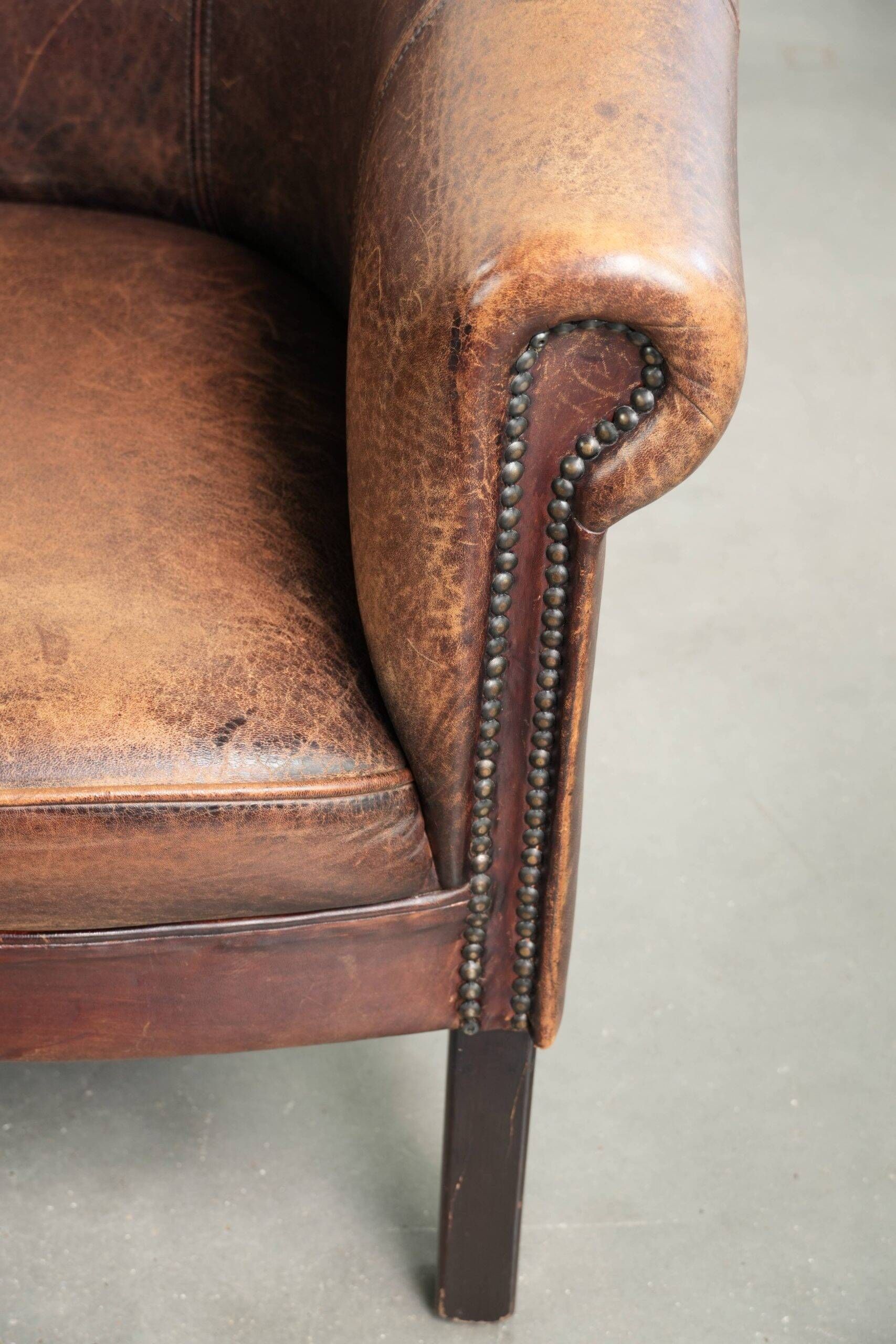 Sheepskin club armchair with patina in a subtle size and a vintage look