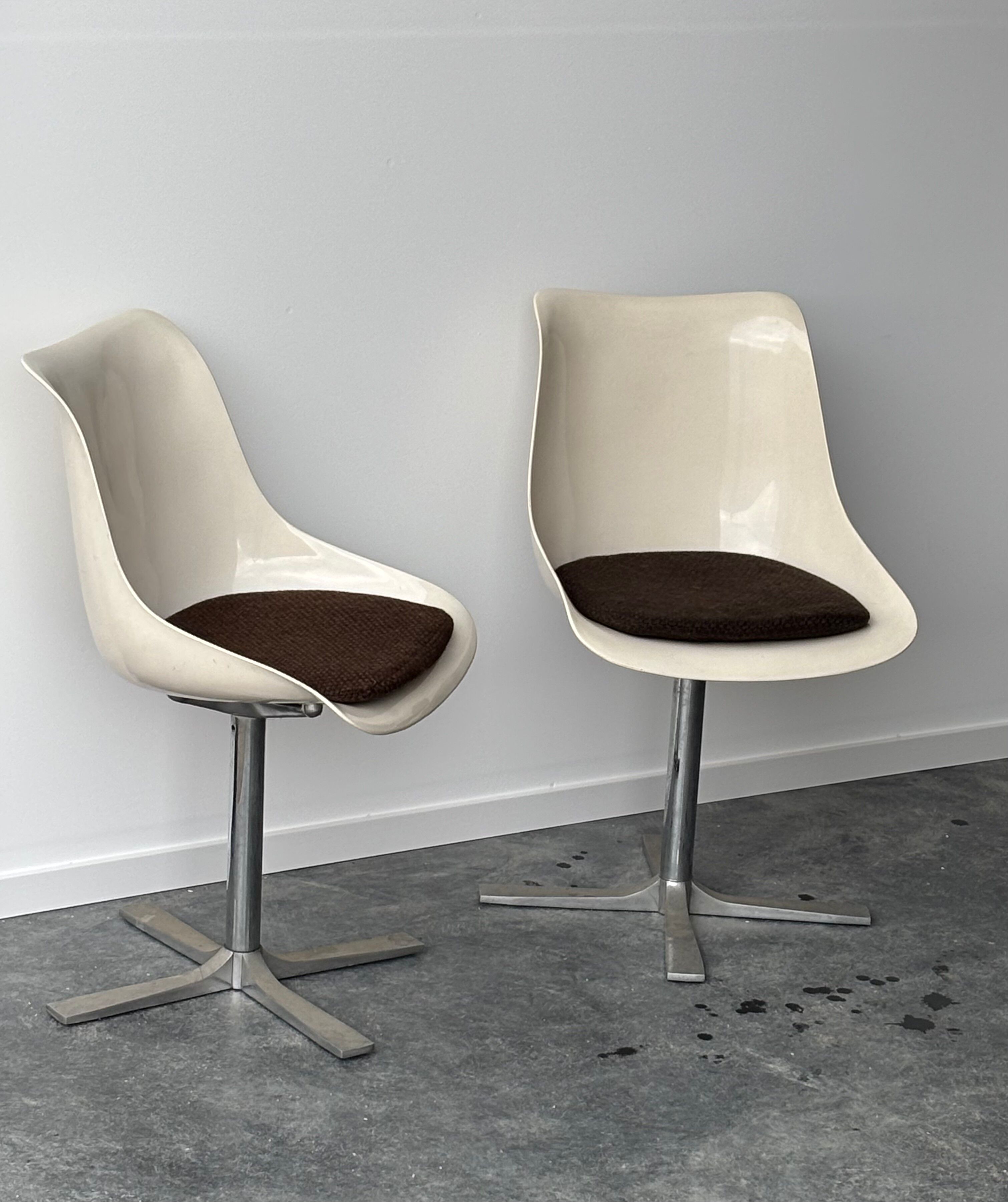 Pair of Tulip swivel chairs published by Roche Bobois 1970