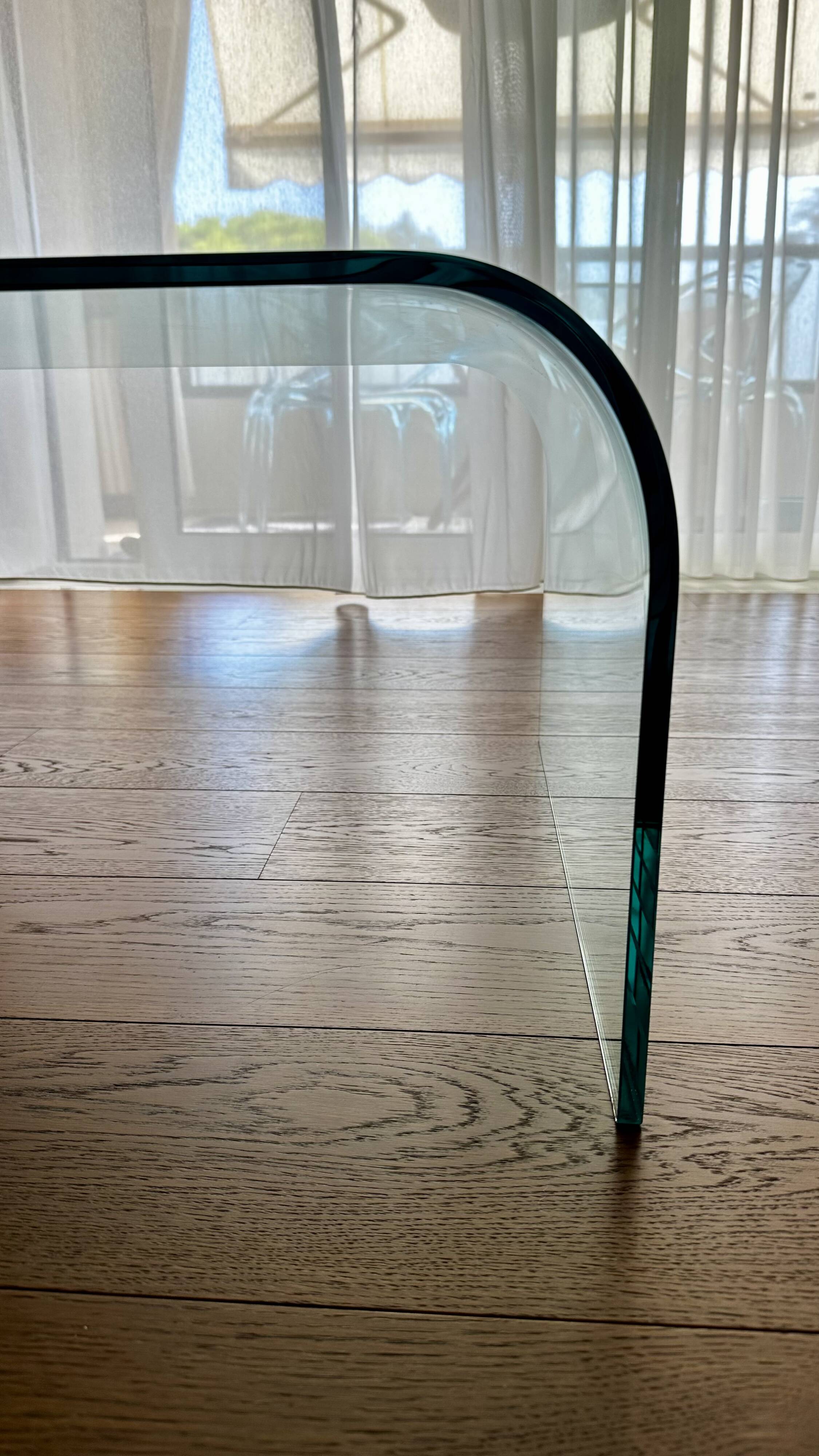 Table basse sculpturale en verre courbé 12 mm – design minimaliste