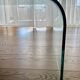 Table basse sculpturale en verre courbé 12 mm – design minimaliste