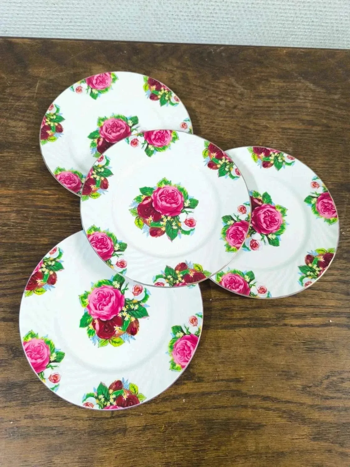 Set of 4 vintage-style pink floral plates (V2)