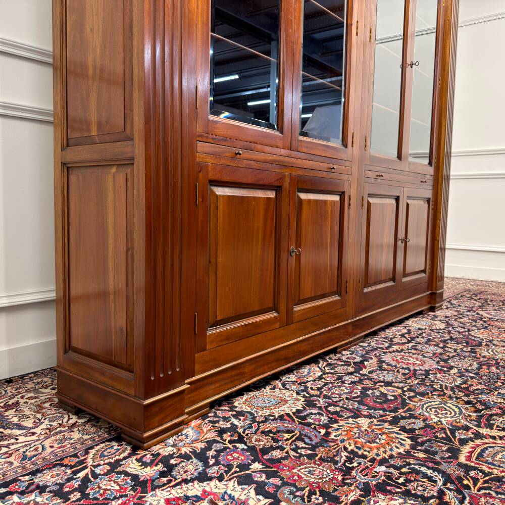 Bibliothèque anglaise classique avec colonnes
