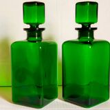Duo de flacons-carafes en verre vert vintages