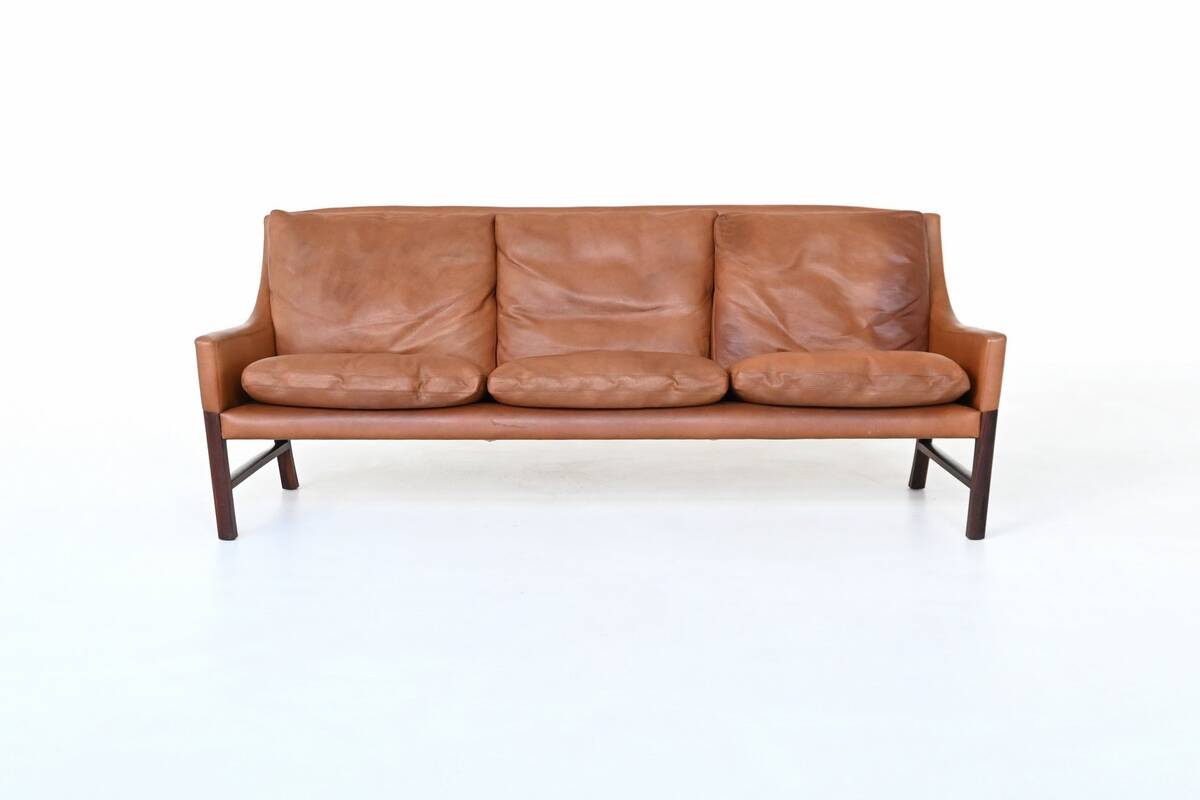 Canapé scandinave trois places en palissandre et cuir marron Danemark 1960