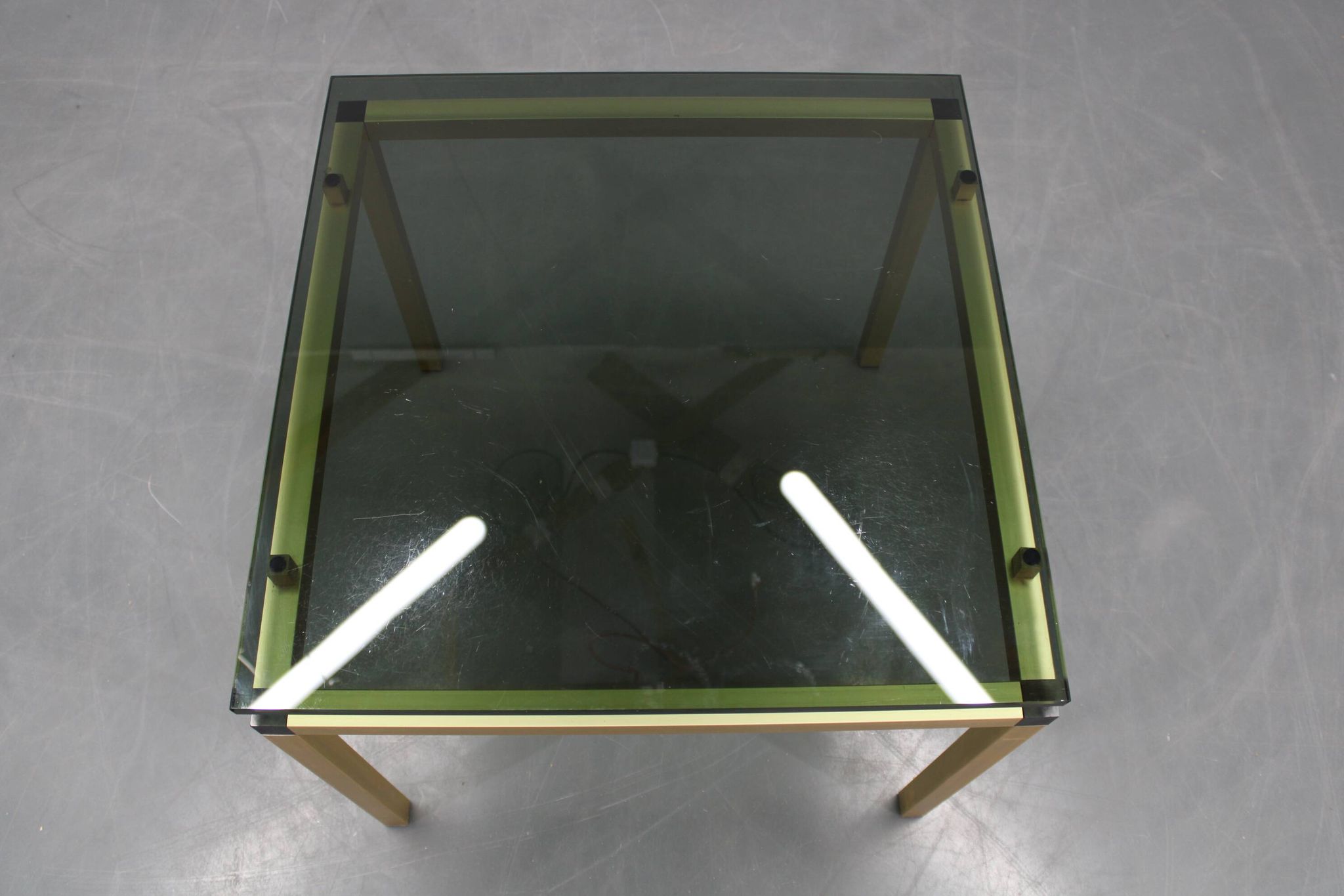 Table basse italienne des années 1970 avec finition en laiton et plateau en verre fumé