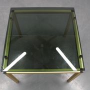 Table basse italienne des années 1970 avec finition en laiton et plateau en verre fumé