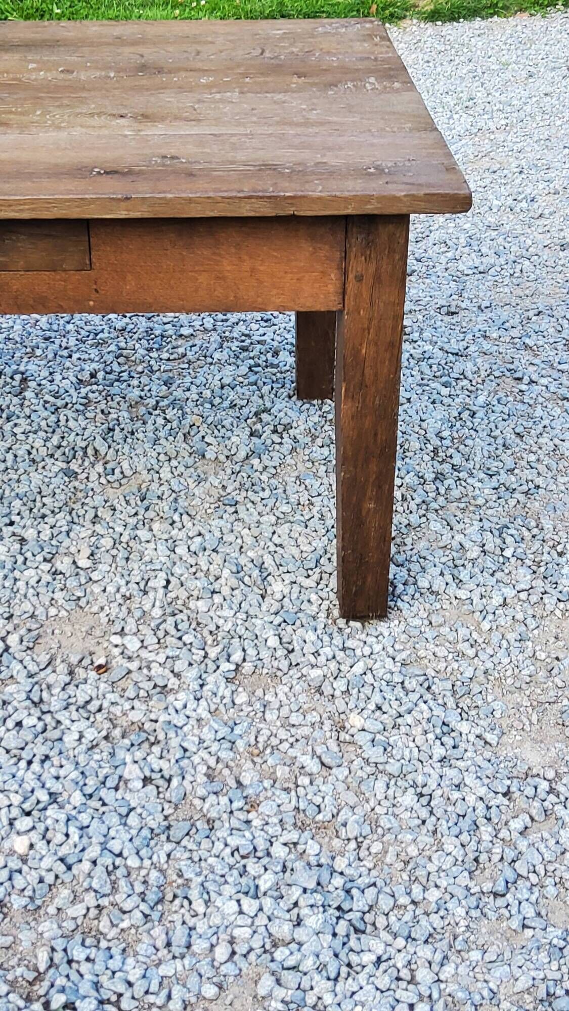Oak farmhouse coffee table with spindle legs and one drawer, late 19th century