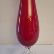 Vase soliflore en verre rouge rubis sur pied - Verrerie d'art années 1