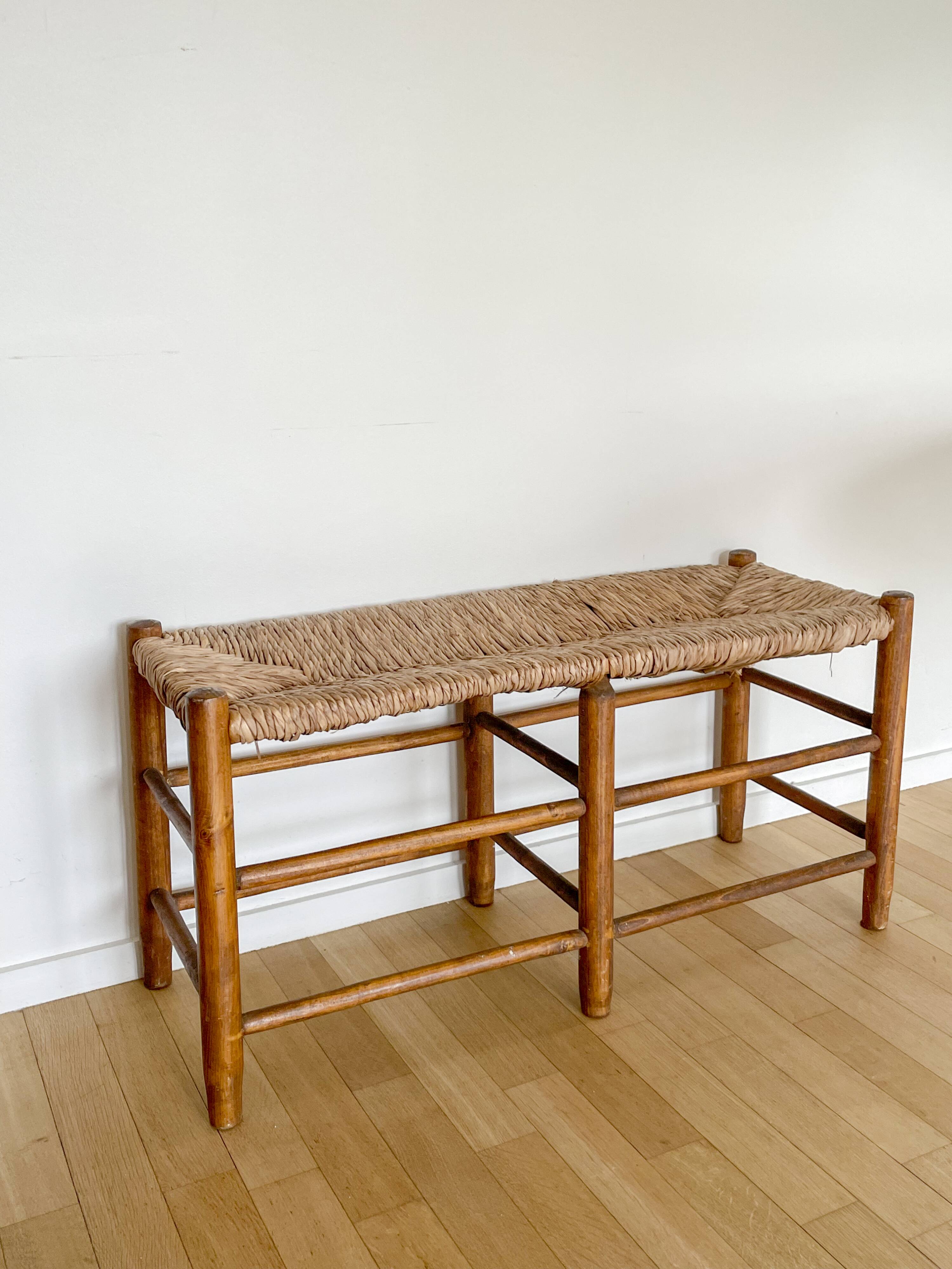 Vintage bench in wood and straw