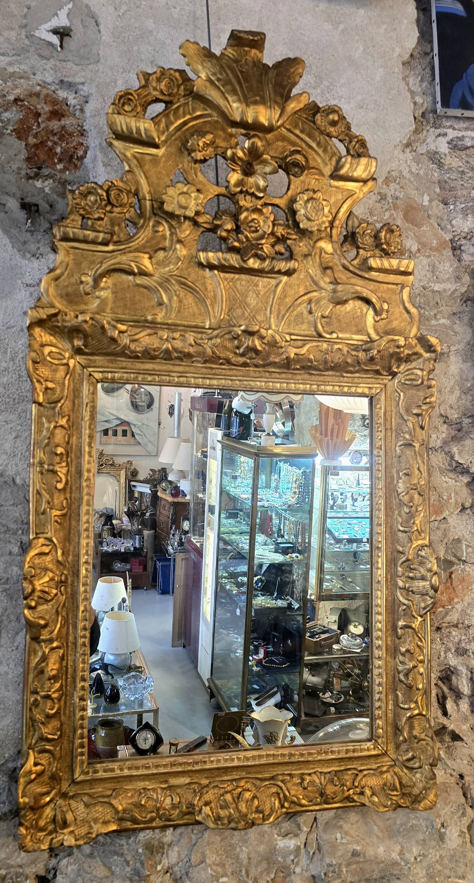 Miroir d’époque Régence à fronton en bois sculpté et doré  – XVIIIe