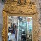 Miroir d’époque Régence à fronton en bois sculpté et doré  – XVIIIe