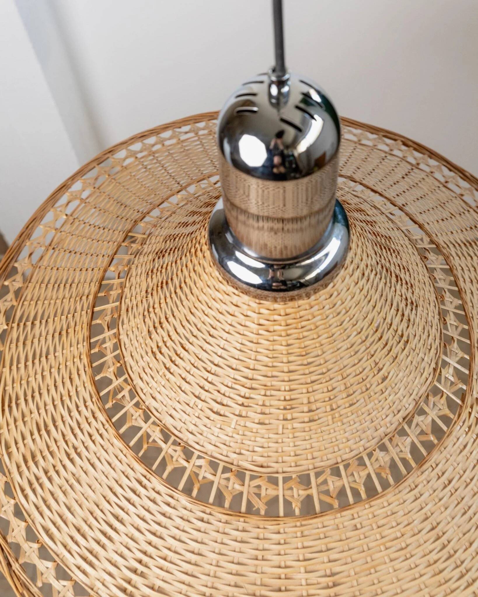 Grand lampadaire vintage en osier avec un dessus en chrome et un abat-jour en osier naturel – lumière suspendue italienne des années 1970 de l'ère spatiale.