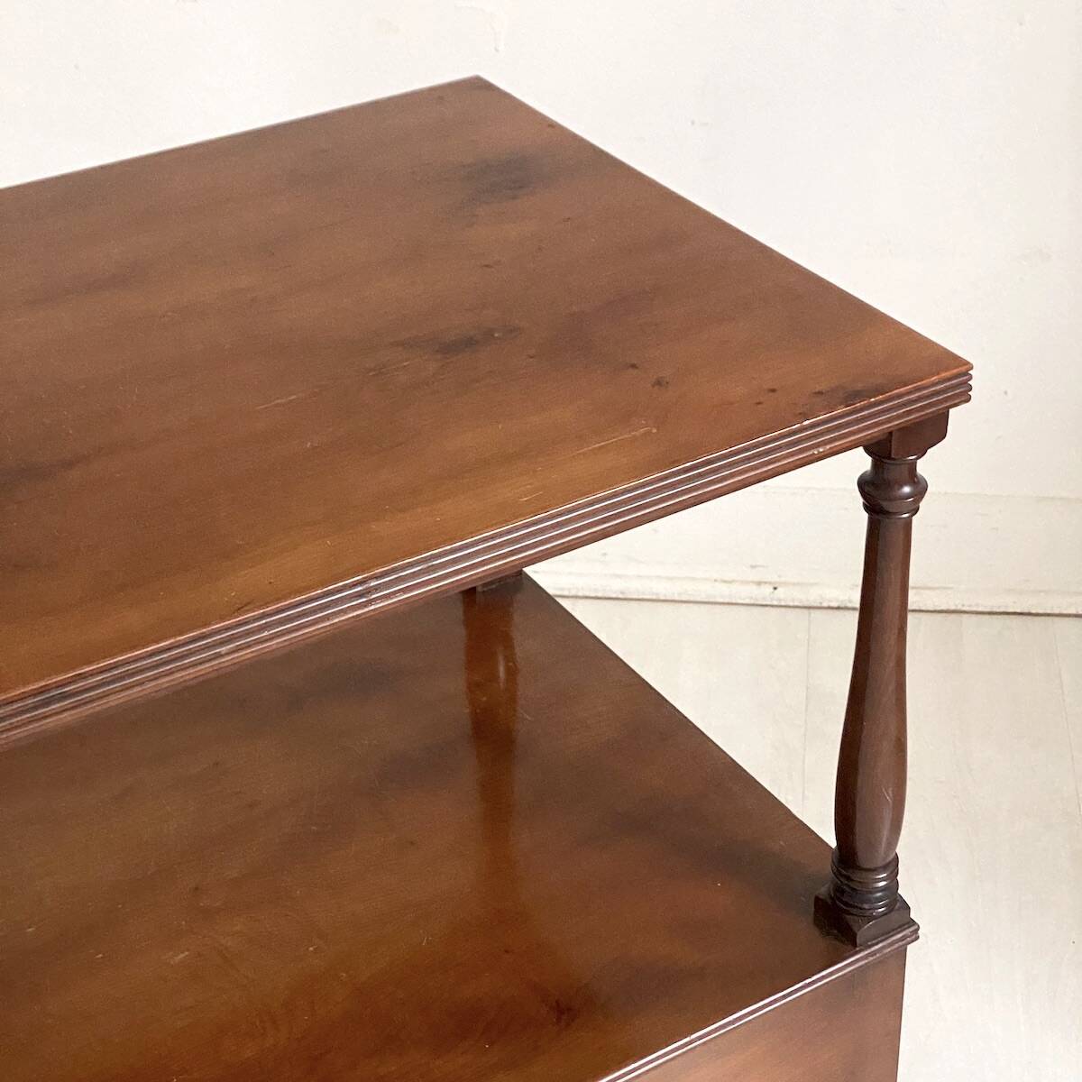 Side table in mahogany and mahogany veneer, 19th century.