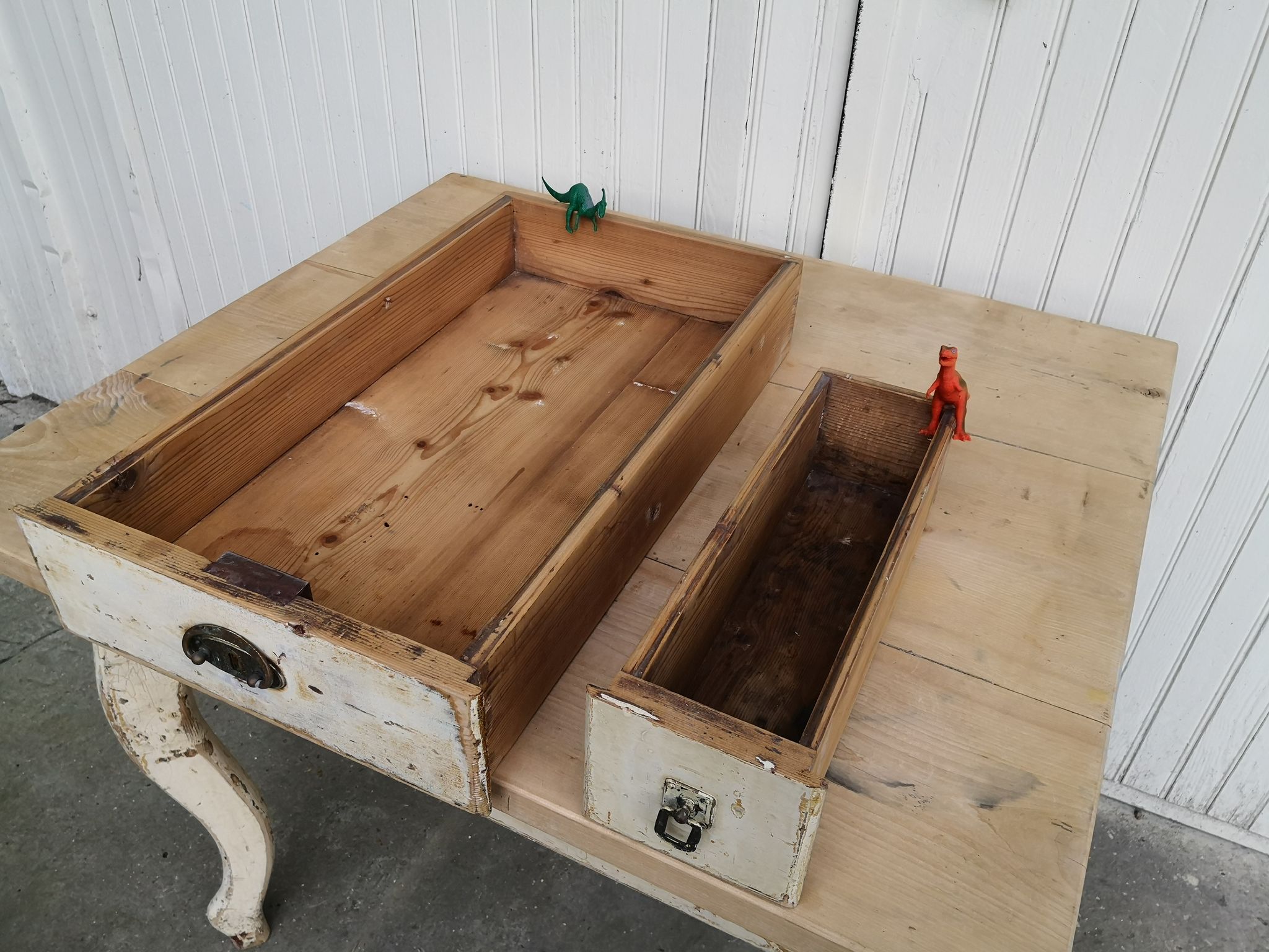 Table de cuisine vintage en bois, pieds courbés
