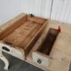 Table de cuisine vintage en bois, pieds courbés