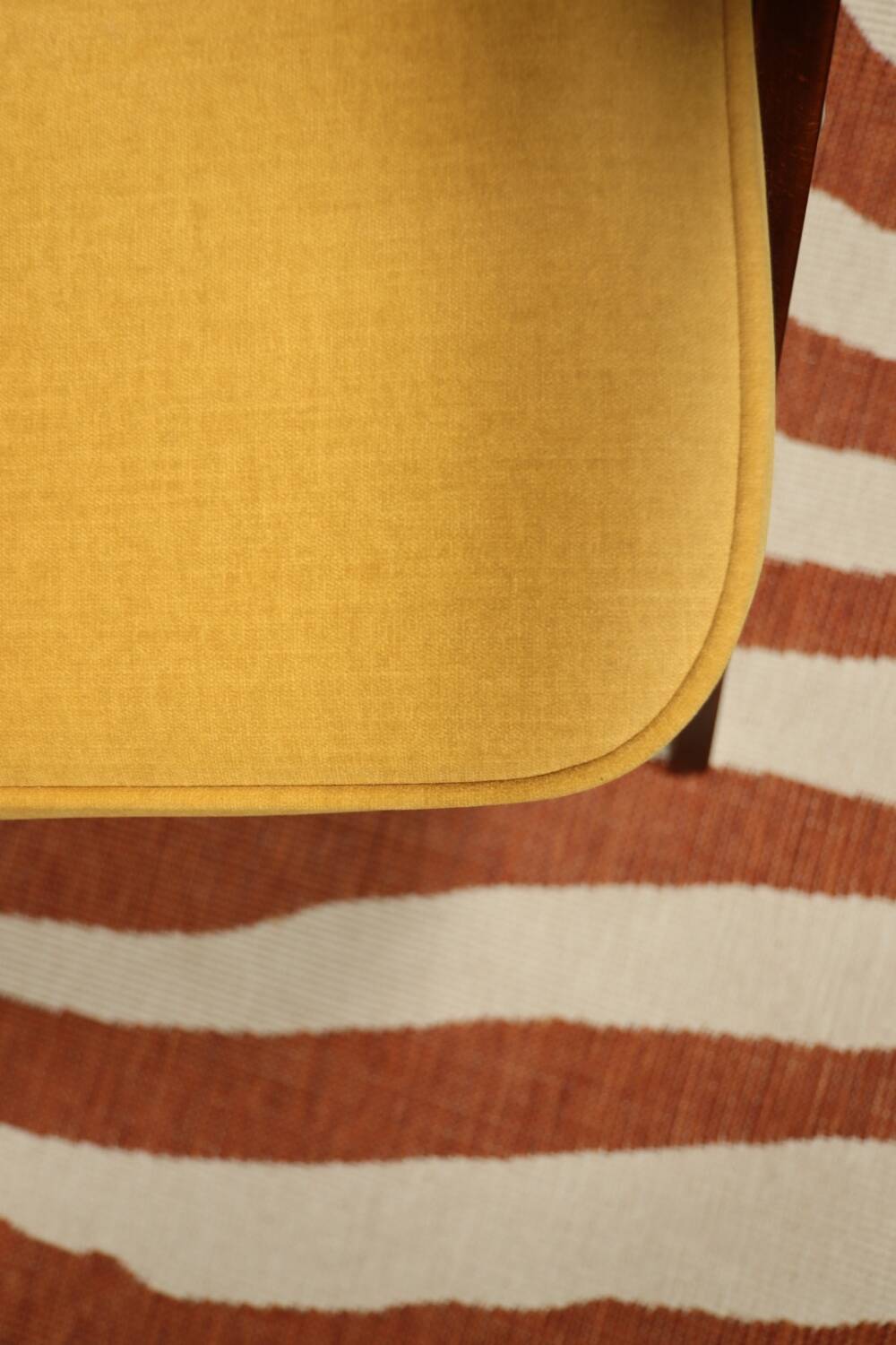 Fauteuil en bois et velours jaune par Chierowski