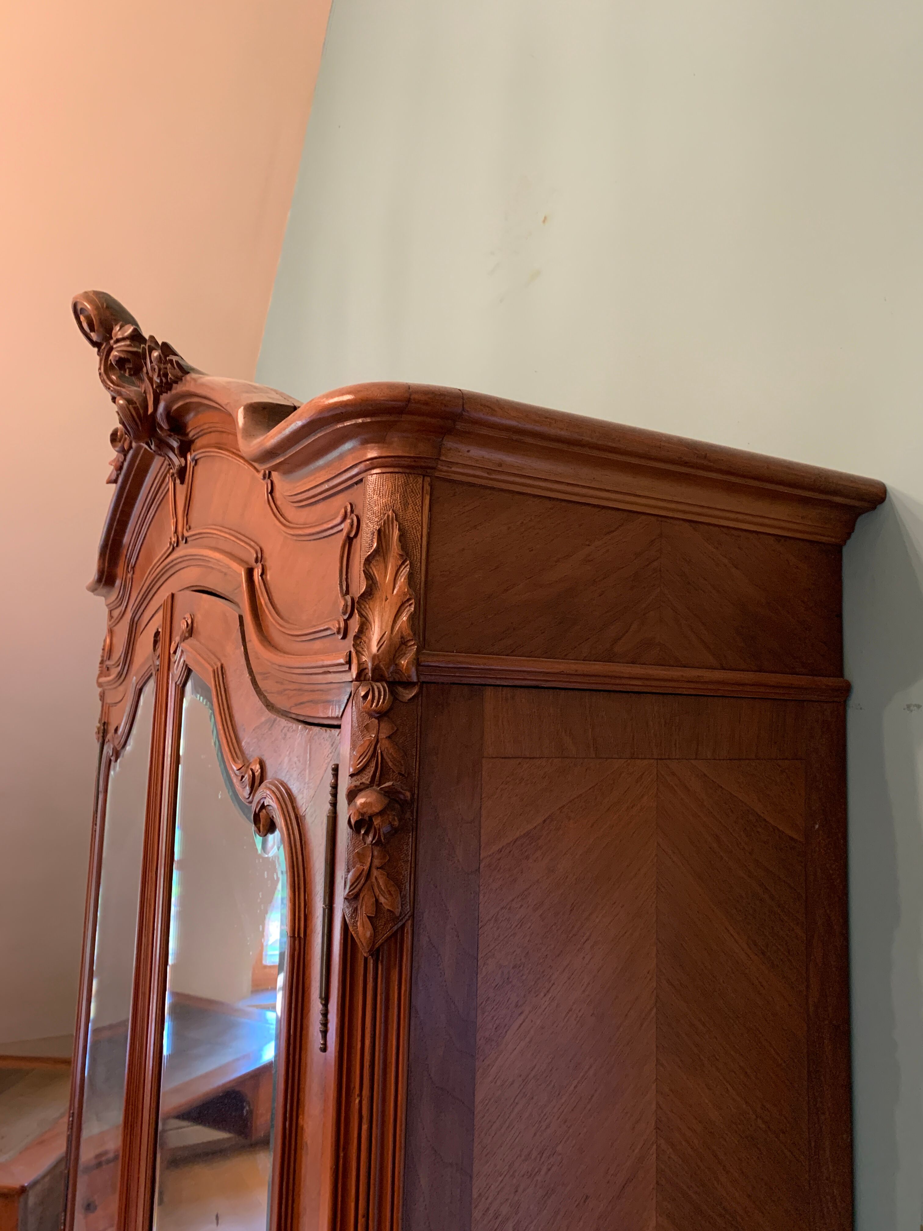 Louis XV Rocaille cabinet in walnut with bevelled mirrors