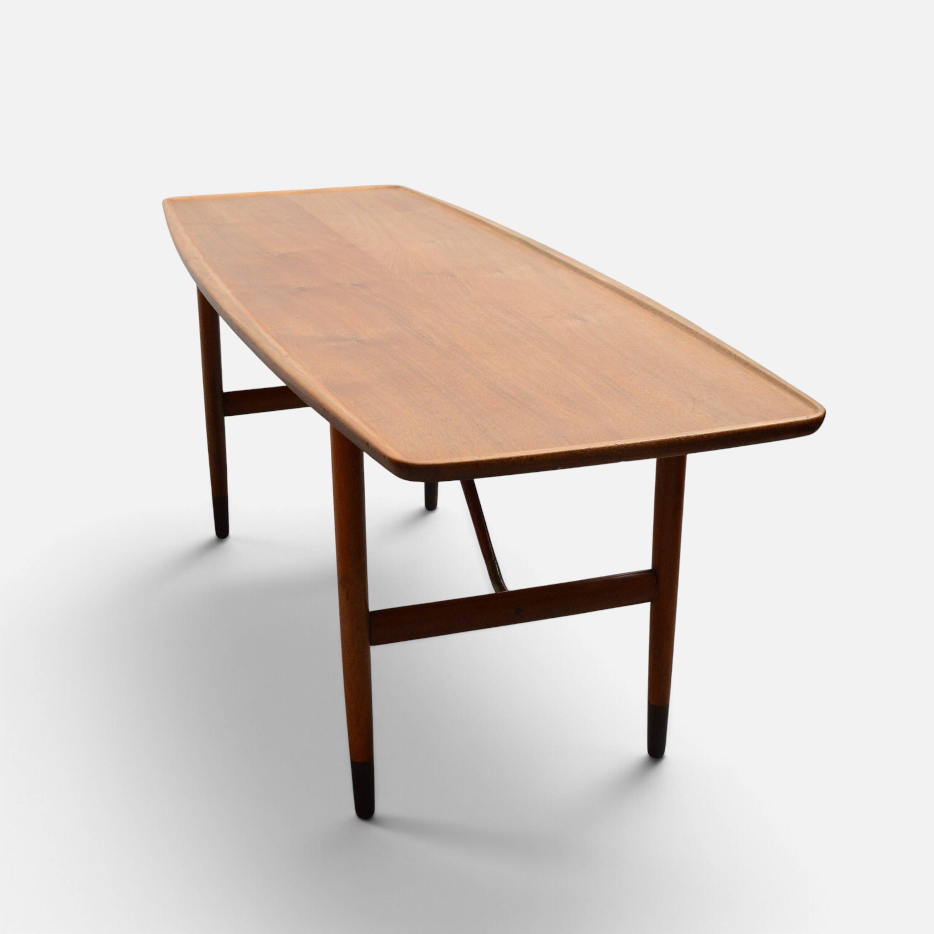 Table basse Anton Kildeberg (attribuée), noyer et laiton, Danemark années 1950-60.