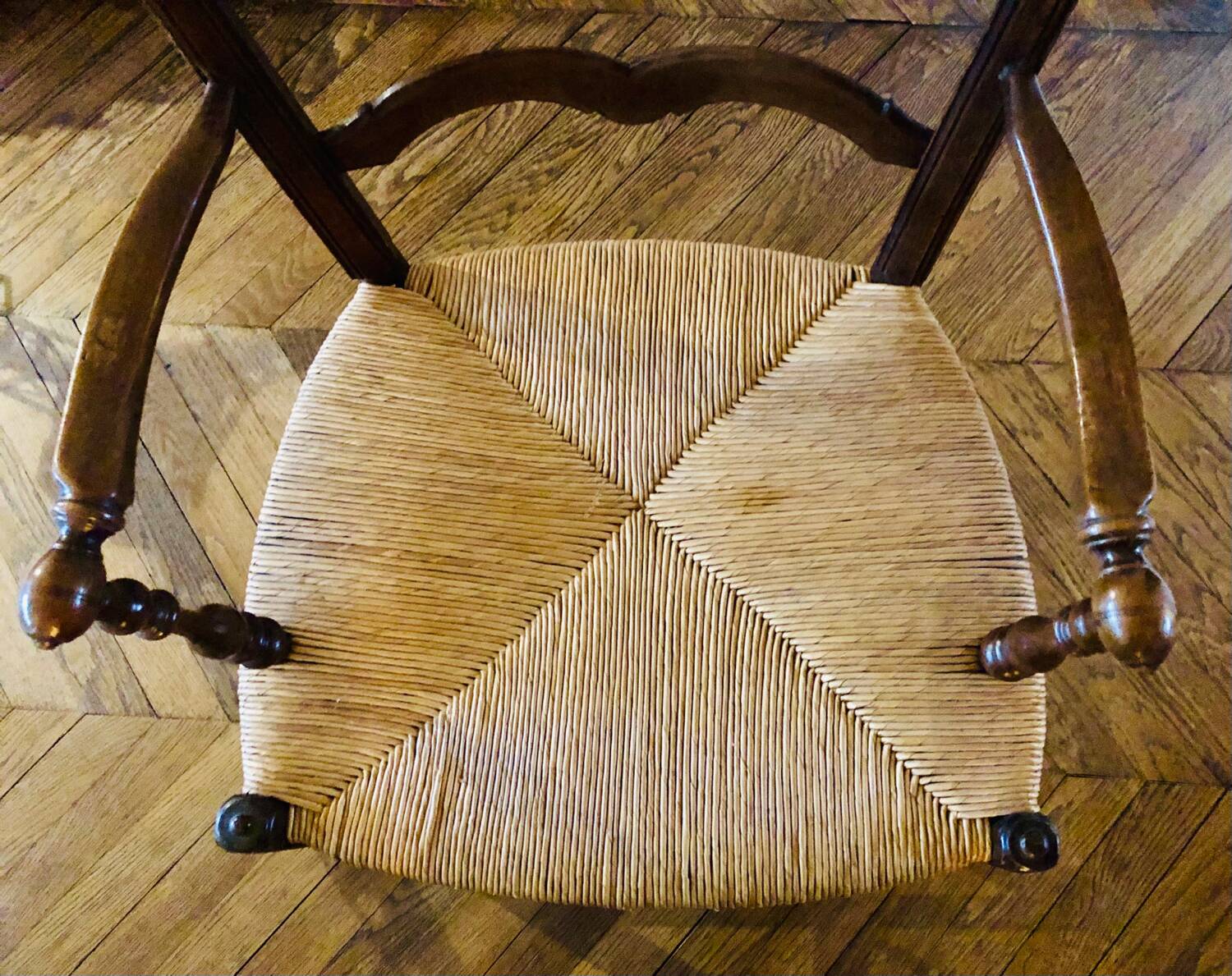 Antique Provencal armchair in wood and straw