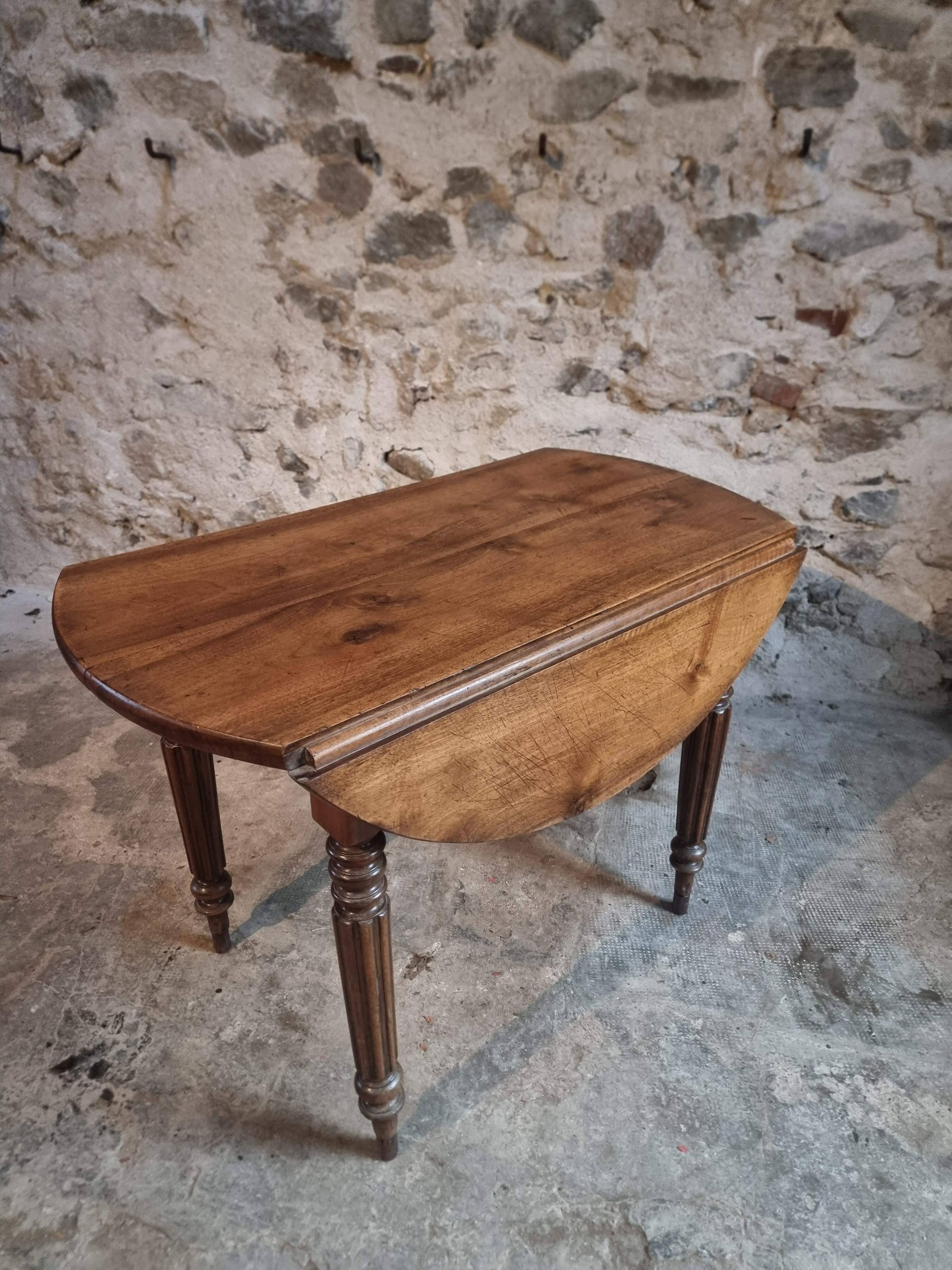 Table à abattants ancienne en noyer français – Table ovale avec rallonges pliantes des deux côtés, fin XIXe siècle