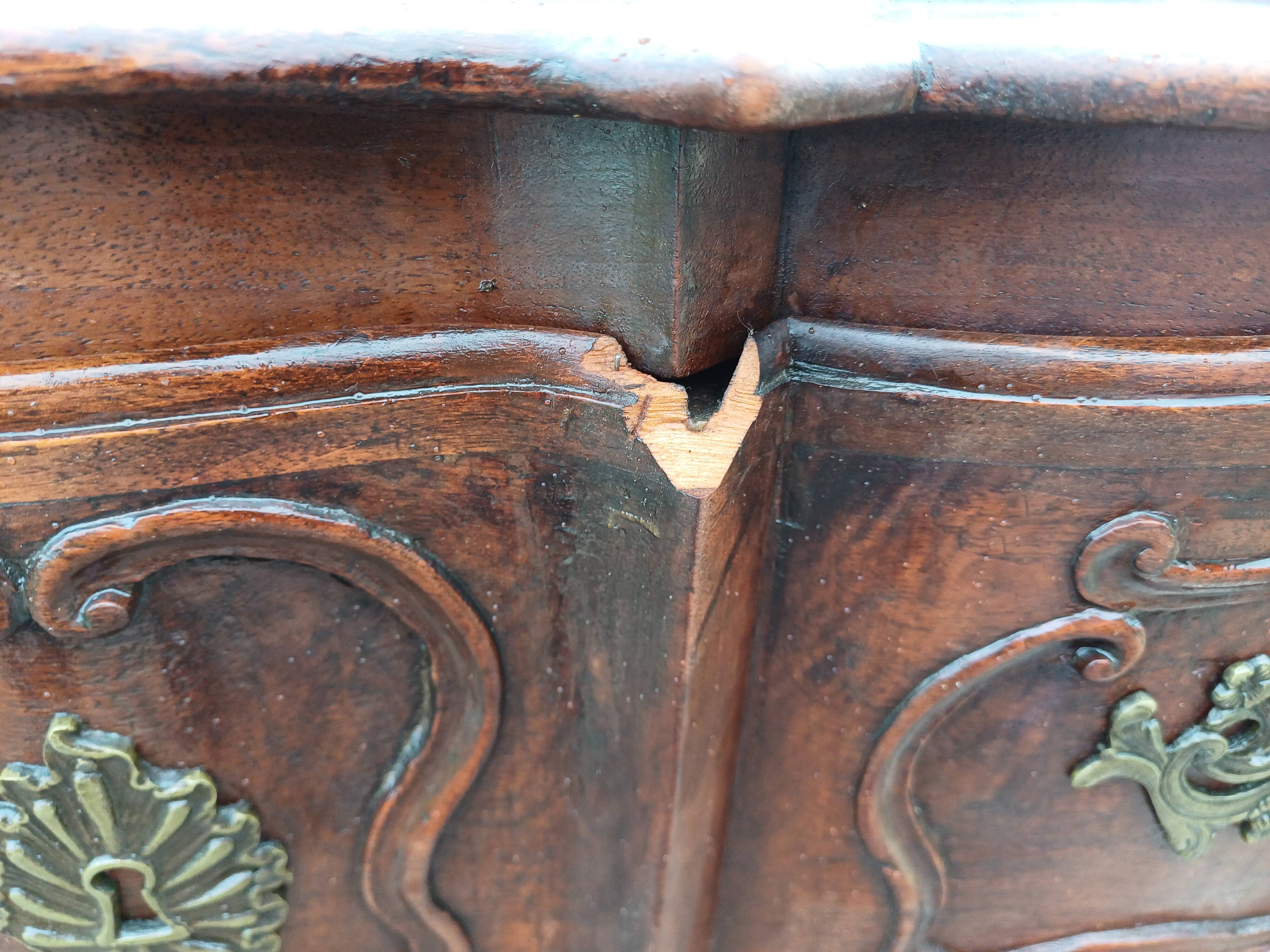 Commode 19 ème en Noyer et Bronze