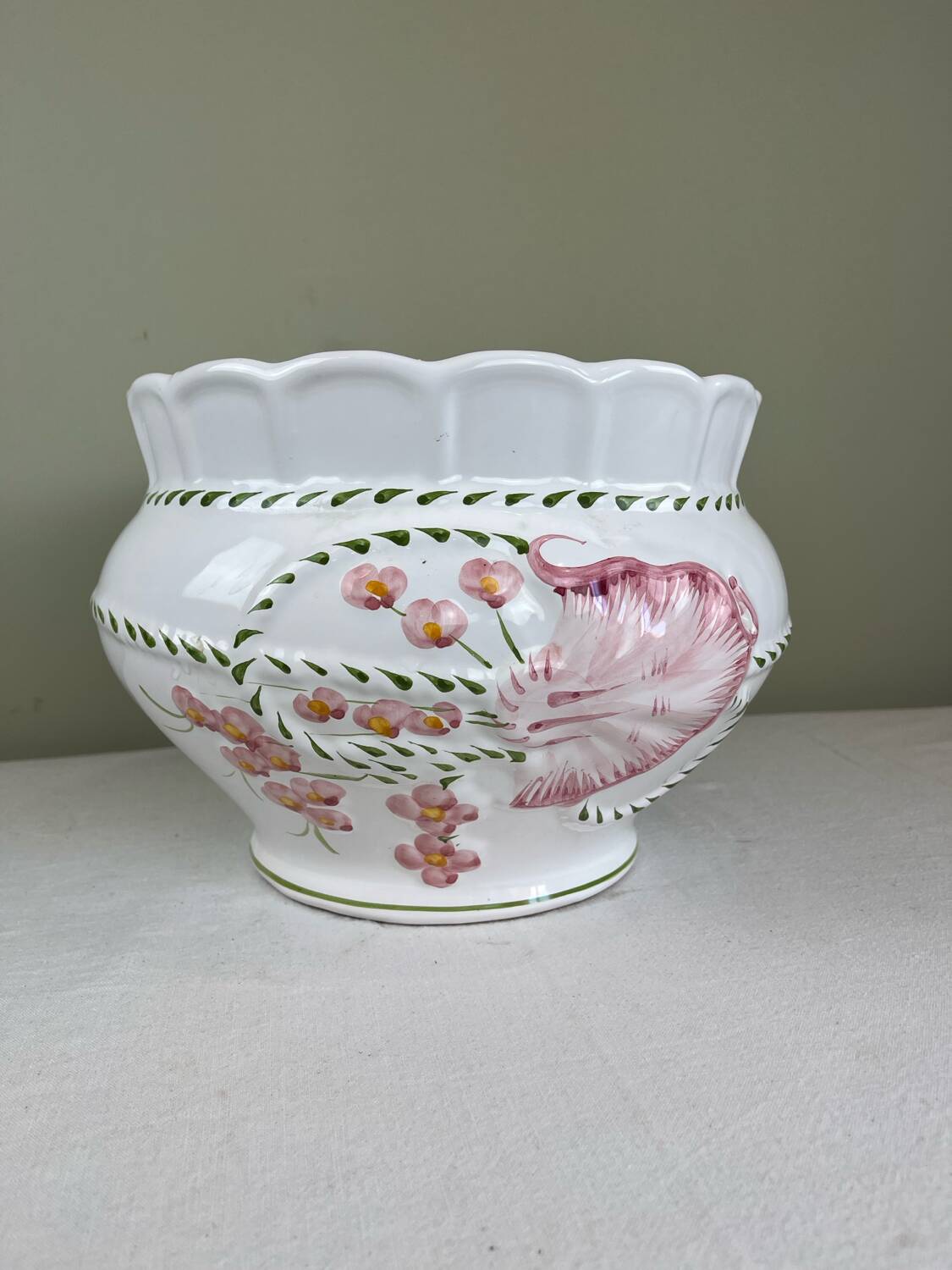 Large ceramic cache-pot