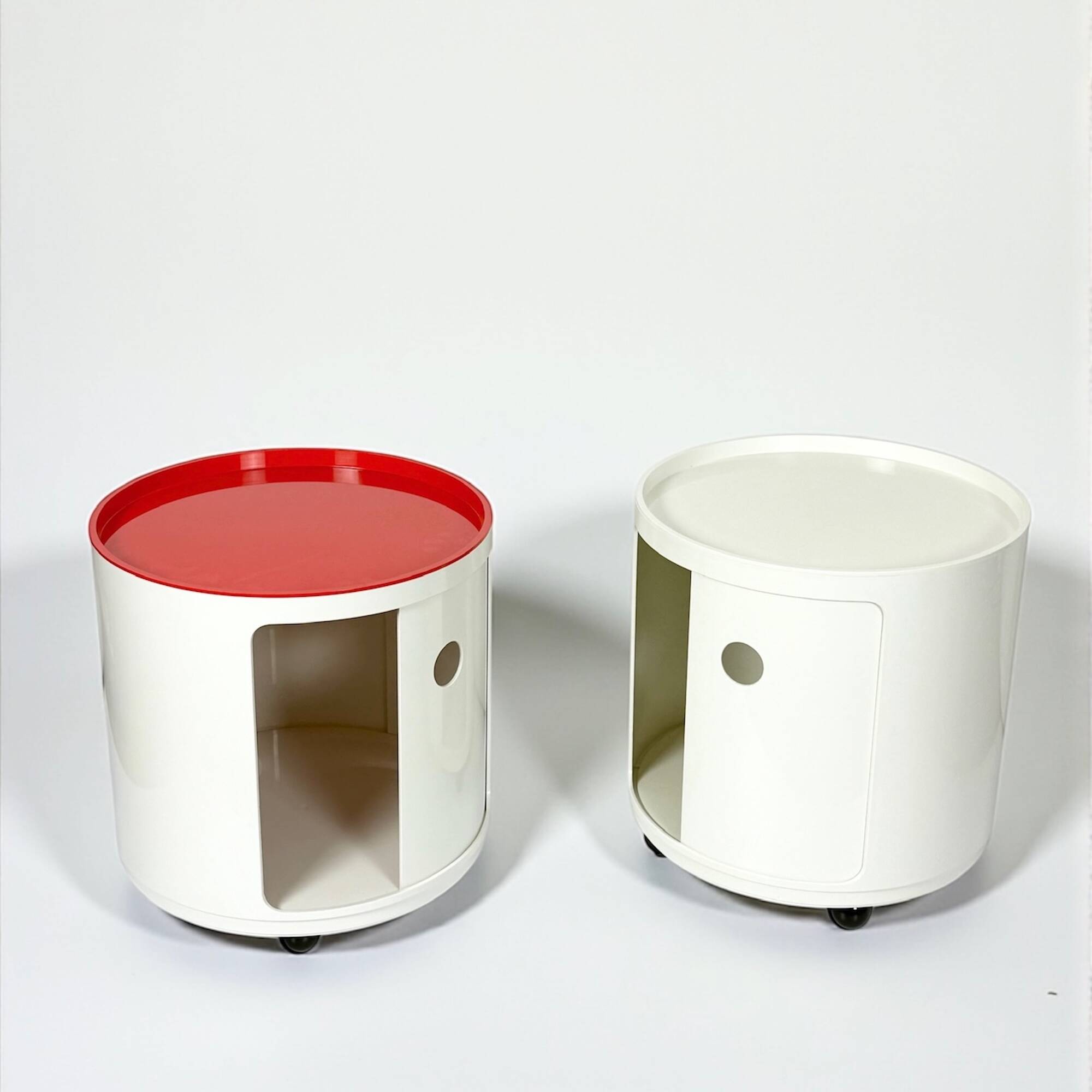 Paire de vélos Kartell Componibili des années 70 sur roulettes, coloris blanc cassé et corail.