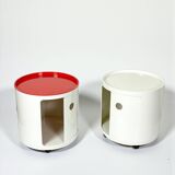 Paire de vélos Kartell Componibili des années 70 sur roulettes, coloris blanc cassé et corail.