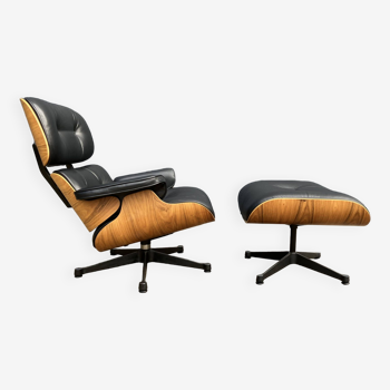 100% original Vitra Eames lounge chair + Ottoman in black premium leather in Notenhout