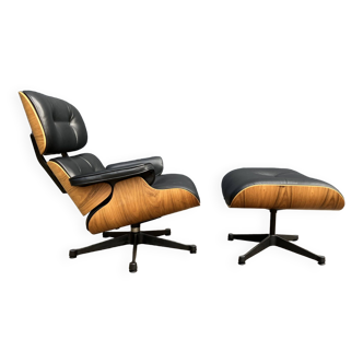 100% original Vitra Eames lounge chair + Ottoman in black premium leather in Notenhout