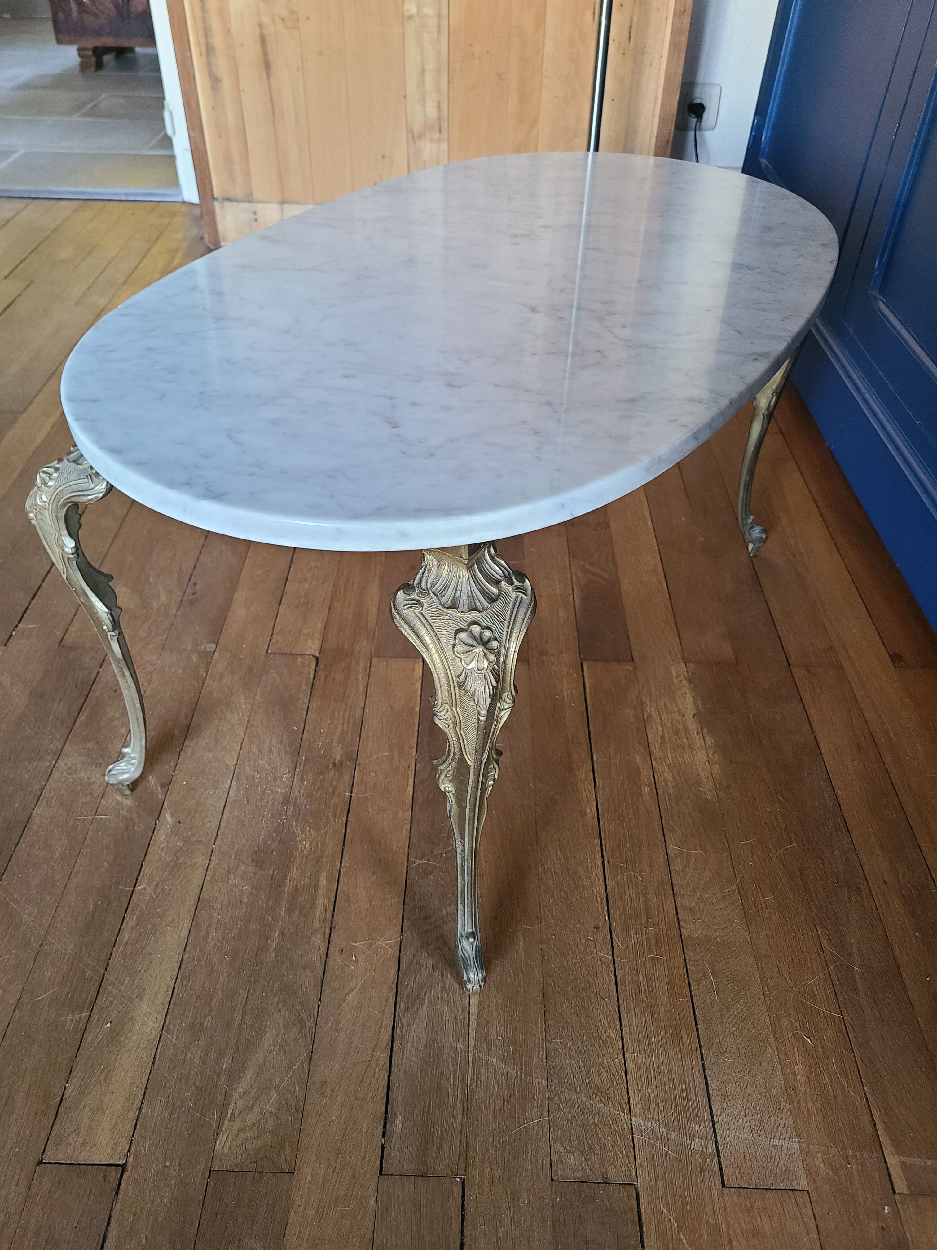 Coffee table in white Carrara marble