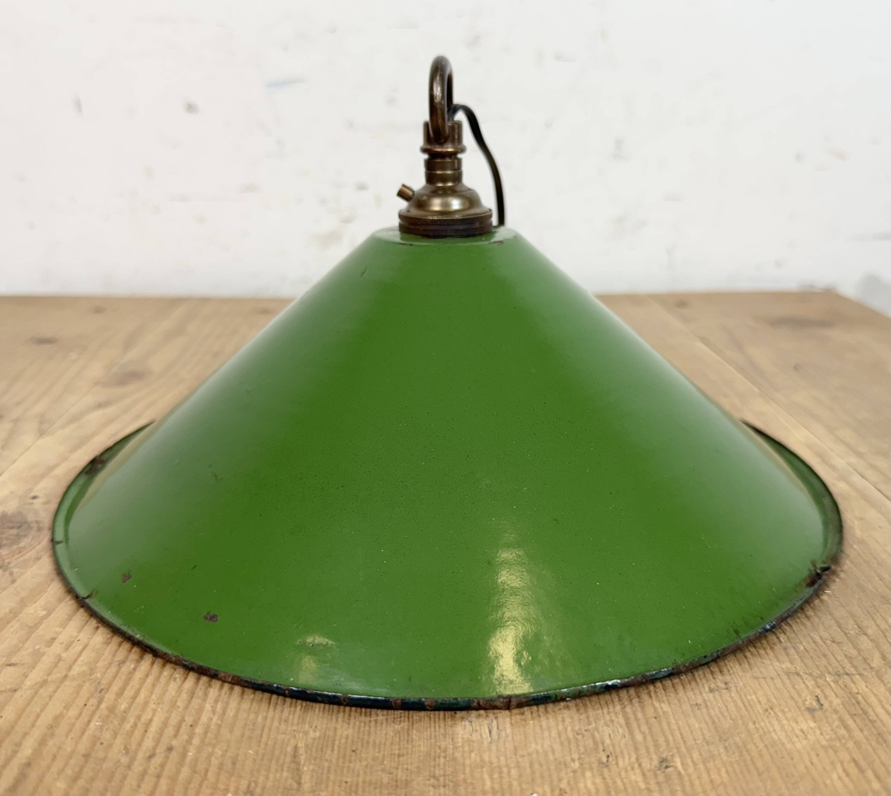 Suspension industrielle britannique en émail vert, années 1950