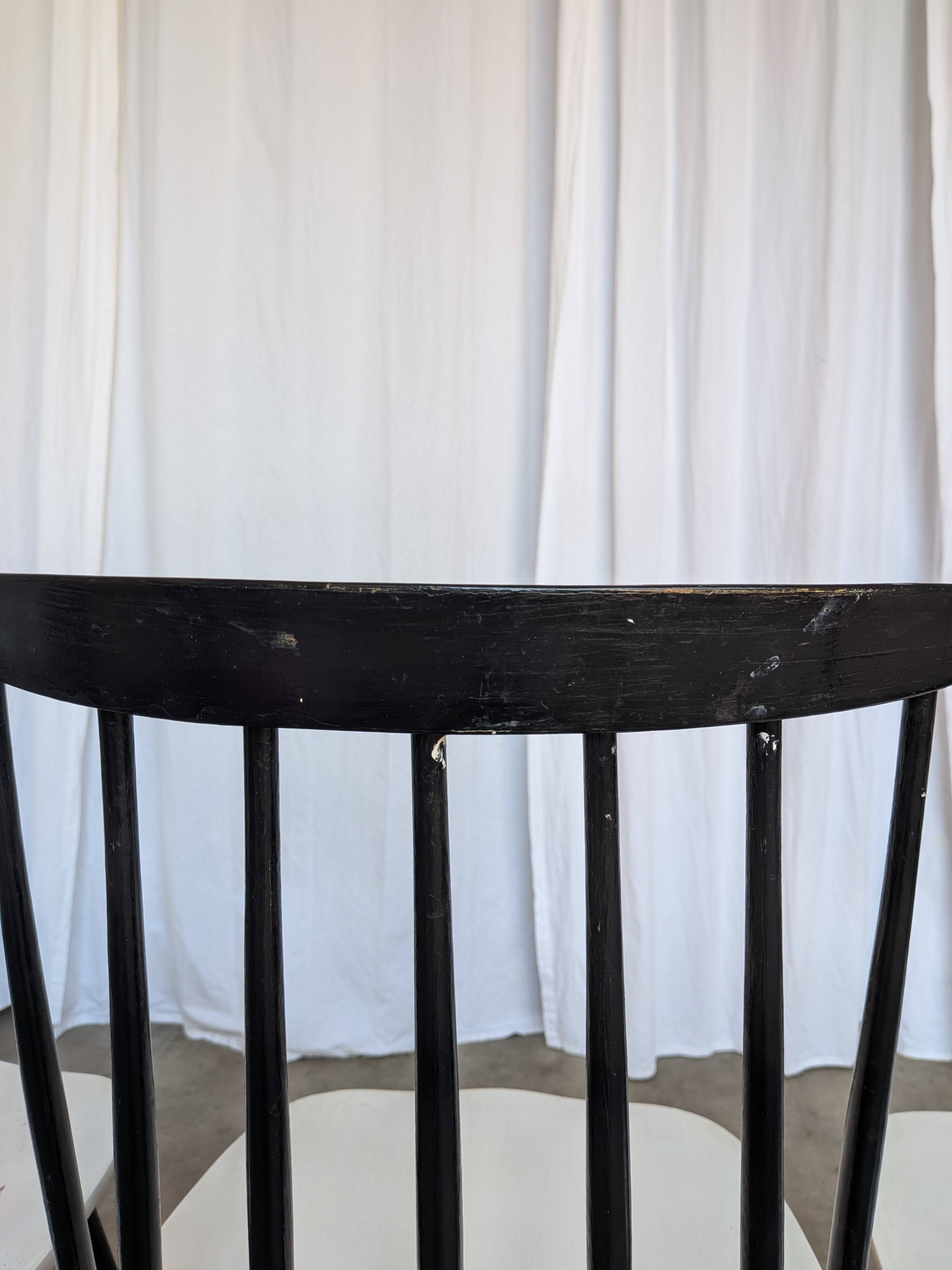 Ensemble de 3 chaises de salle à manger vintage noir et blanc, style Ilmari Tapiovaara, scandinave.