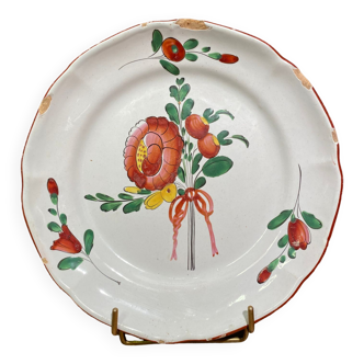 Assiette en faïence de l'Est XVIII-XIXe, décor floral enrubanné