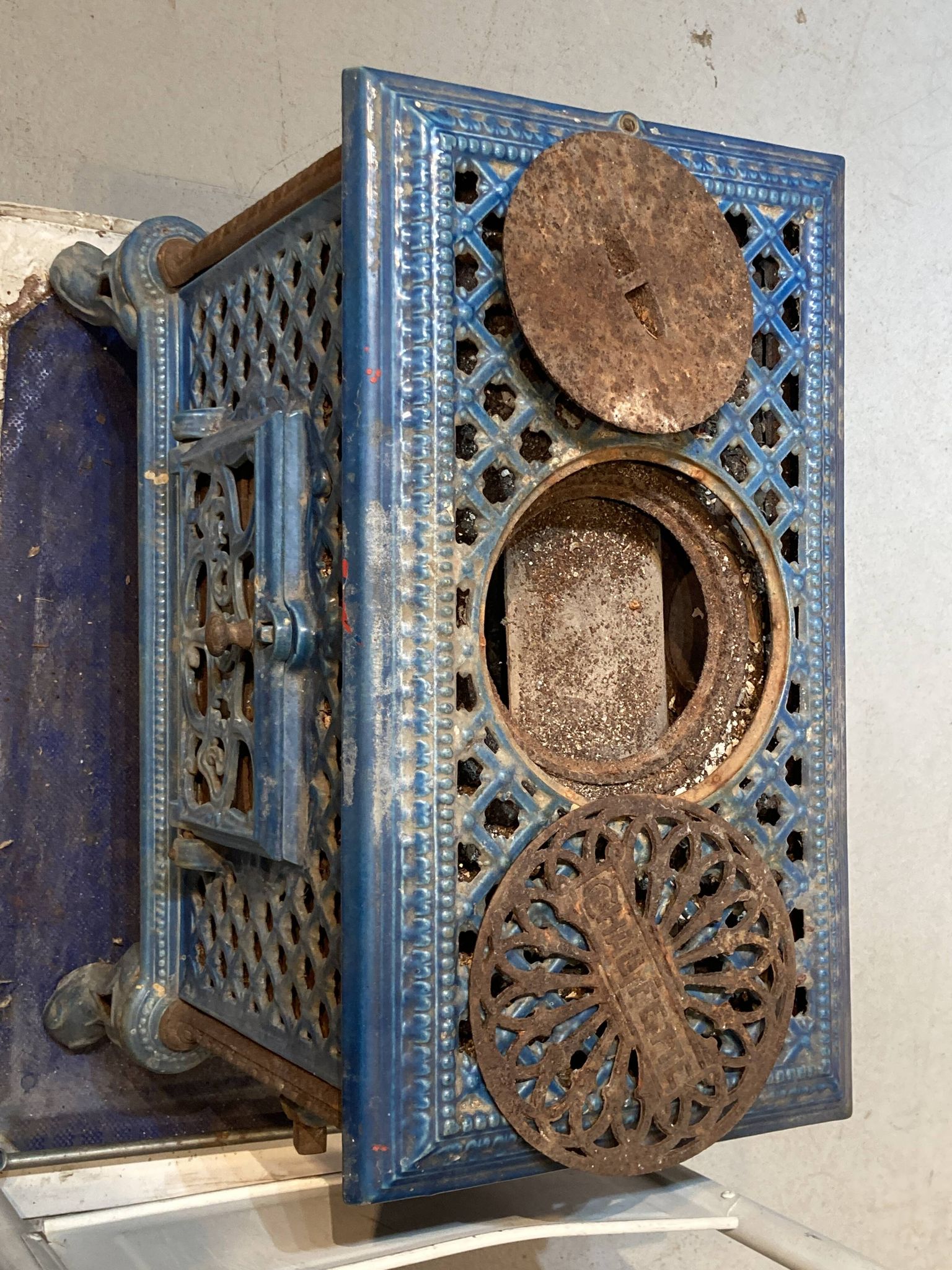 Poêle à bois en fonte et céramique bleu, de la marque Chauffette