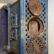 Poêle à bois en fonte et céramique bleu, de la marque Chauffette