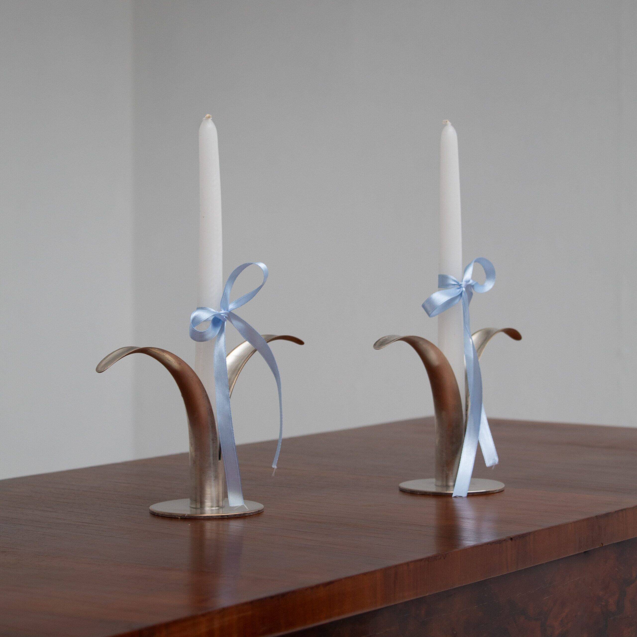 Ensemble de deux bougeoirs en métal argenté par Ystad-Metall, Suède.