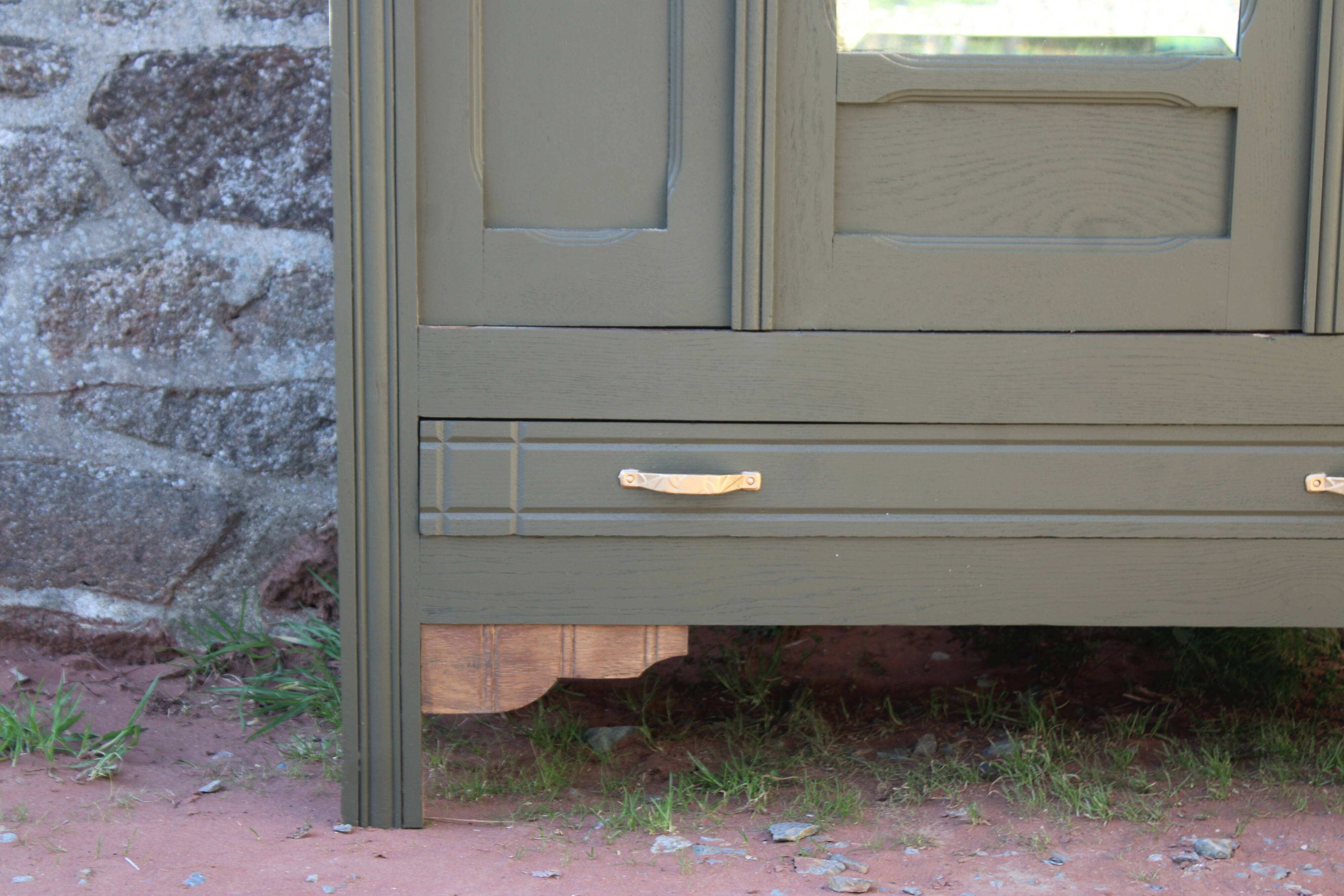 Art Deco wardrobe with three doors – Kaki Barda (Liberon)