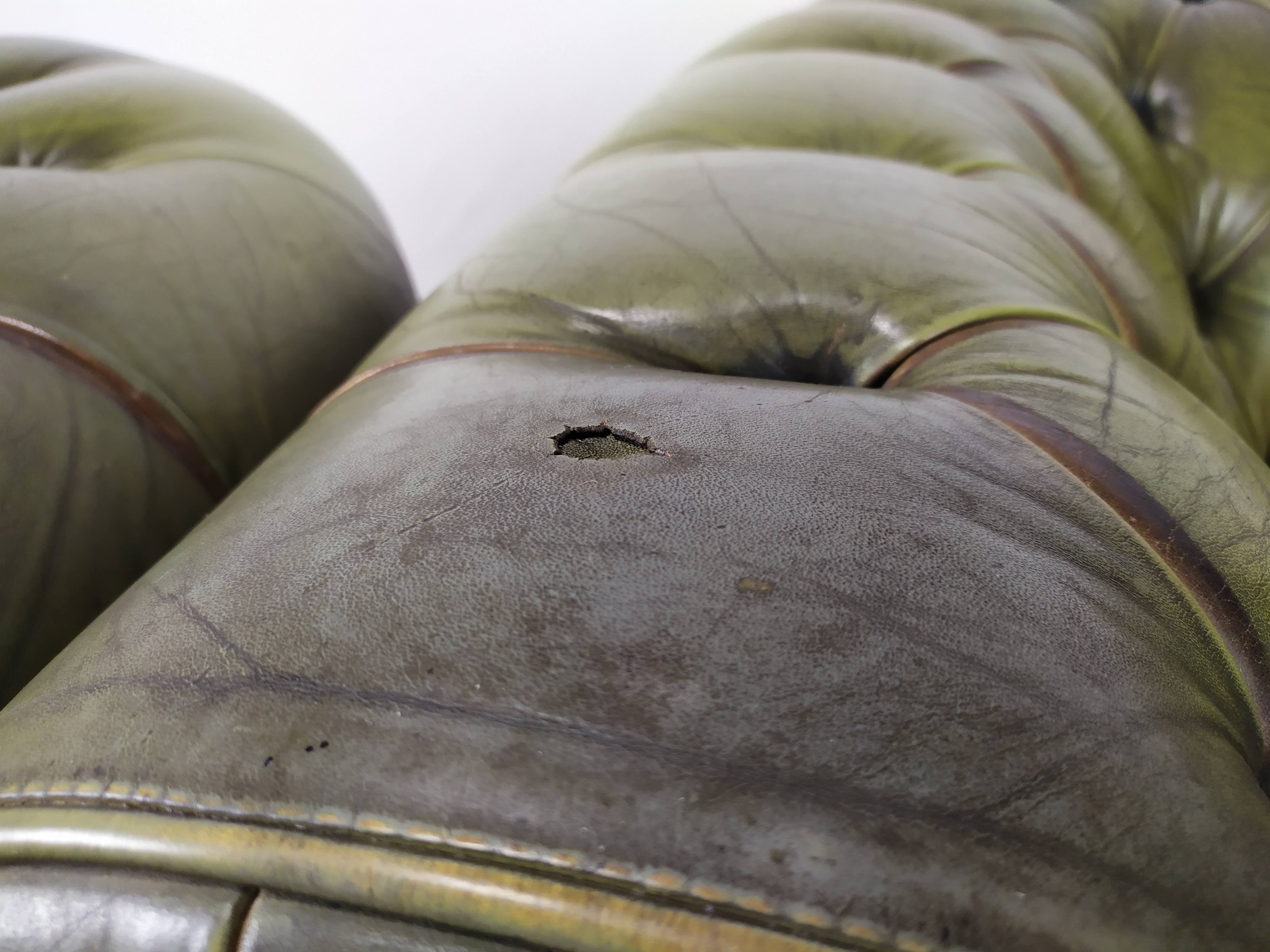 Paire de fauteuils Chesterfield cuir vert