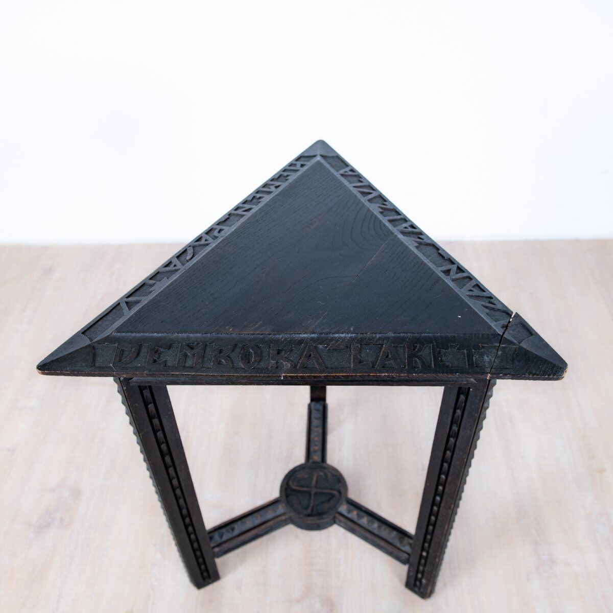 Guéridon en bois teinté et sculpté benjamin gomez– vers 1920–1930