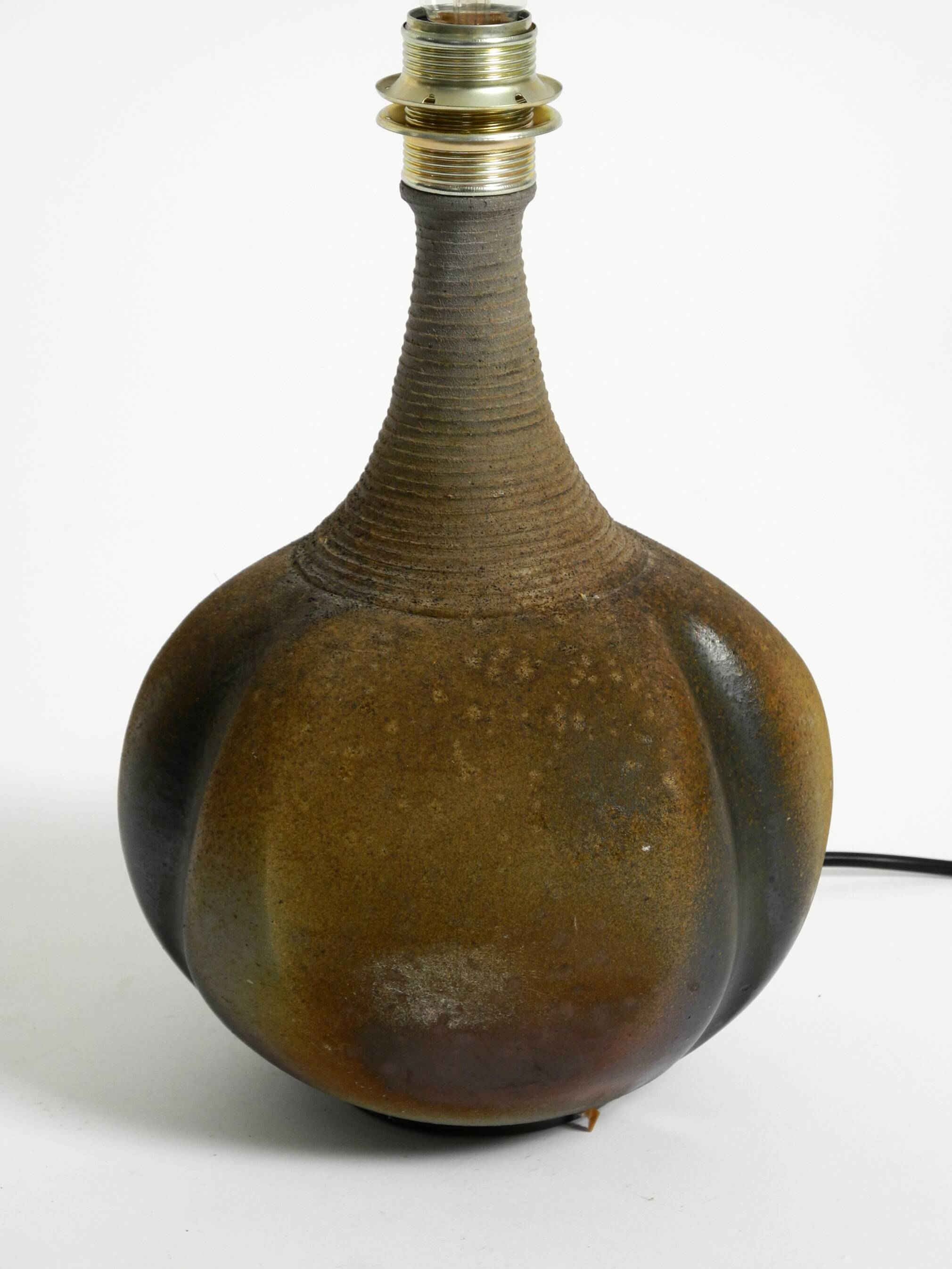 Très belle lampe de table en céramique des années 1960 avec abat-jour en tissu d'origine.