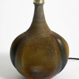 Très belle lampe de table en céramique des années 1960 avec abat-jour en tissu d'origine.