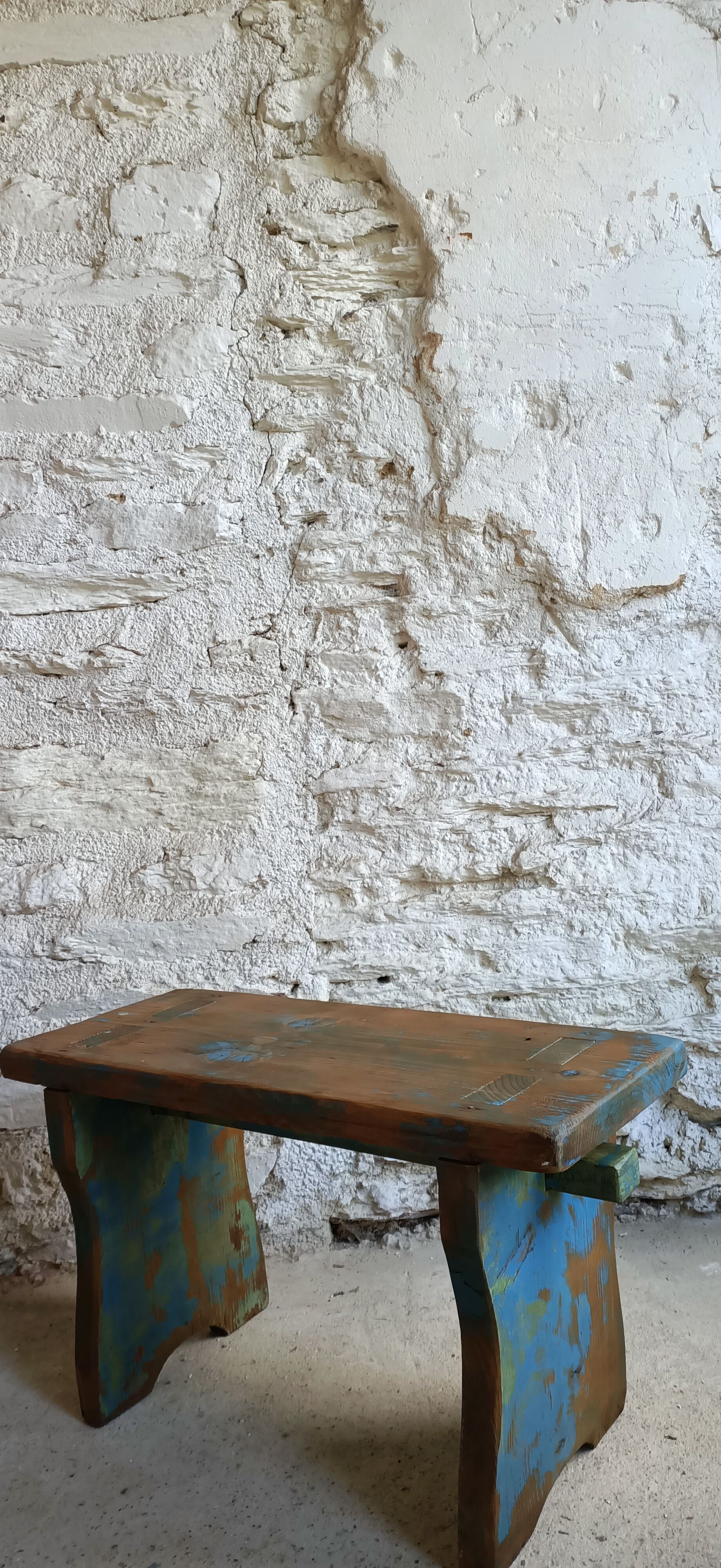 Banc repose-pieds patiné