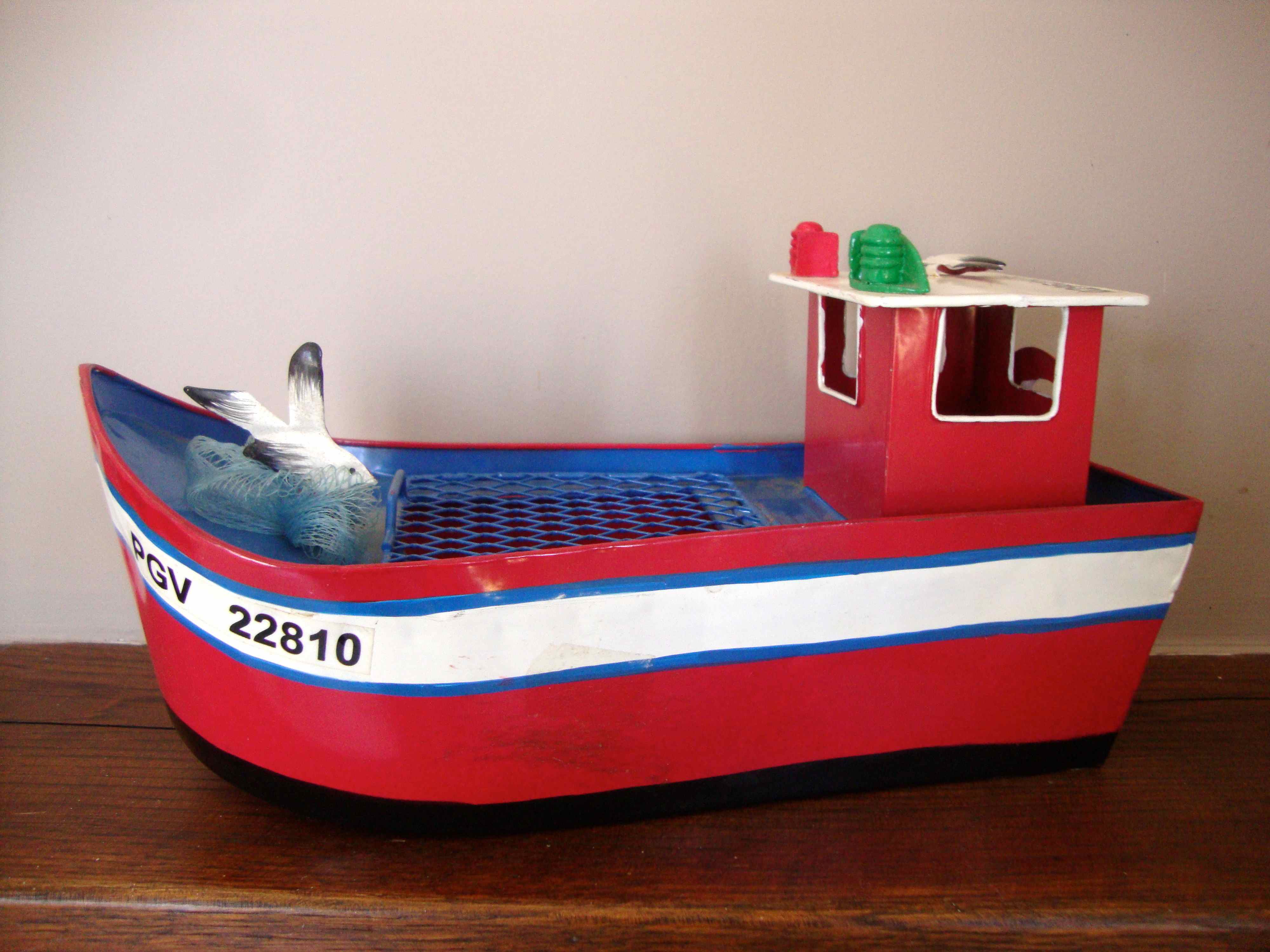 Bâteau de pêche breton en tôle peinte