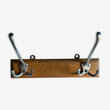Double metal hook on wooden base
