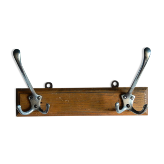Double metal hook on wooden base