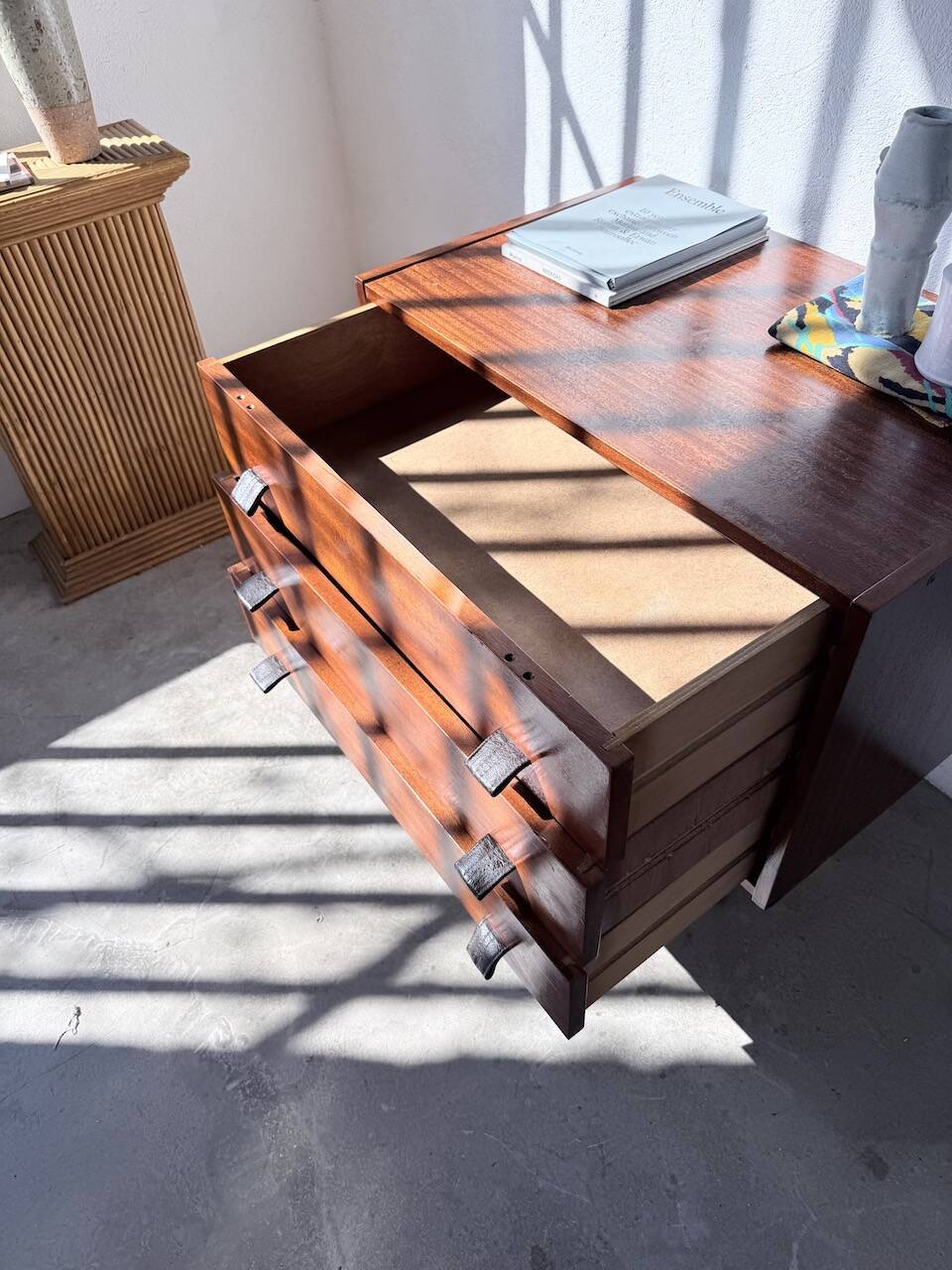 Commode teck poignées cuir 1960