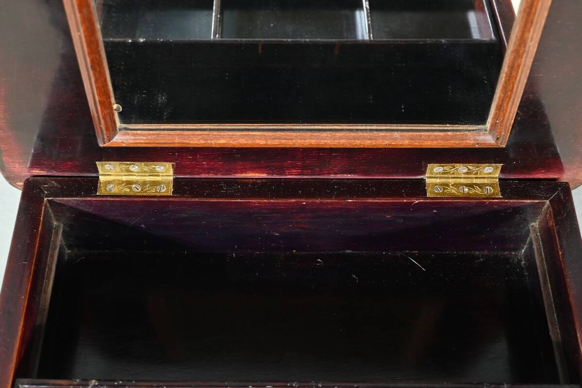 Small Middle Worker in Pear and Amboyna, Napoleon III period – Mid-19th century