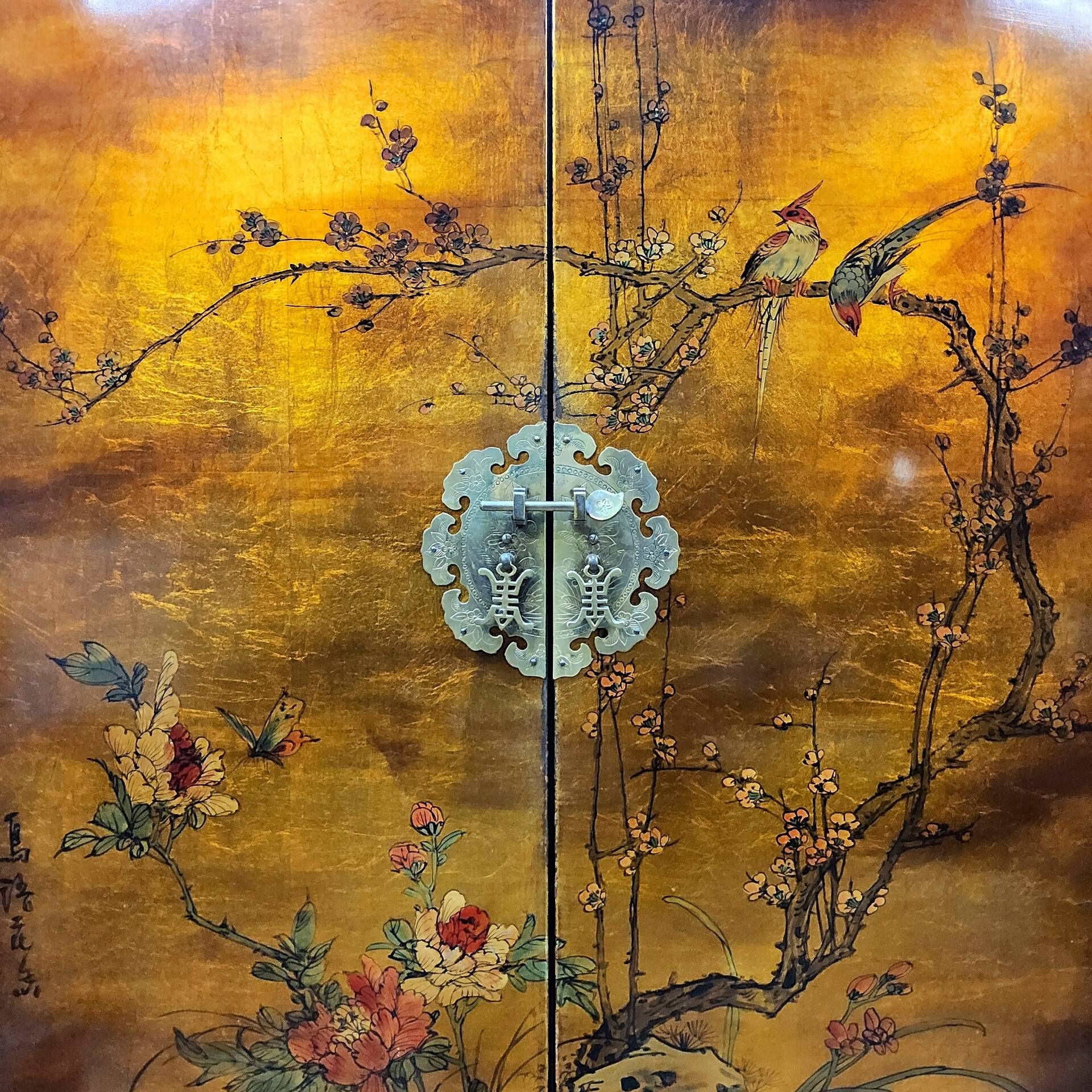 Cabinet chinois vintage avec feuille d'or, fleurs et oiseaux / bohème