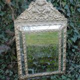 Miroir ancien à pare-closes en laiton repoussé doré 72 x 42 cm